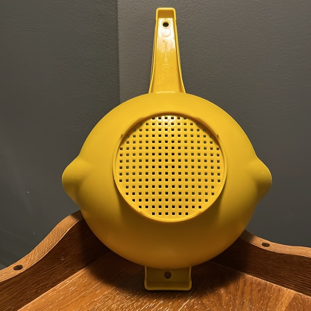 Large Tupperware Strainer or Collander or Sieve Yellow 2 Qt. 1523-7 - Picture 7 of 11